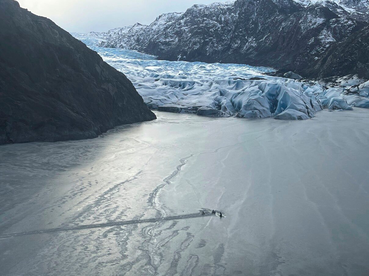 Pilot and Two Daughters Survive 12 Hours on Wing in Freezing Lake After Alaska Plane Crash