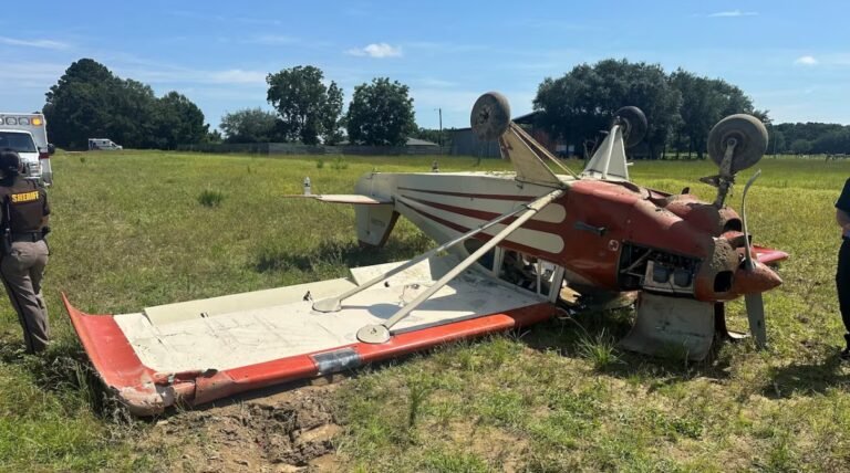 Alabama, United States: A small aircraft crash near the intersection of County Road 95 and Gardner Road in Elberta, Baldwin County, has prompted an active investigation by the Federal Aviation Administration (FAA), following an unusual discovery at the crash site. Aircraft Details and Crash Site According to initial reports, the downed aircraft is a Cessna 182, a single-engine, four-seat light airplane commonly used for general aviation purposes. The aircraft reportedly went down at approximately 10:10 a.m. on Thursday, June 27. First responders from the Baldwin County Sheriff’s Office, Elberta Police Department, and Elberta Fire Department arrived promptly at the scene. Upon arrival, responders discovered the aircraft resting in a privately-owned field with visible signs of damage. What appeared to be a high-impact landing had resulted in significant structural damage to the airframe and cockpit windows. Absence of Occupants Raises Questions One of the most concerning and mysterious aspects of the incident is the absence of any occupants in or around the wreckage. Authorities confirmed that the aircraft was a two-seater, but no pilot or passengers were located at the scene. Emergency personnel reported the presence of blood within the cockpit, along with shattered glass, suggesting that someone may have been injured during or after the crash. However, no individuals were found at the location, and as of the latest update, no one has contacted local hospitals or law enforcement agencies to report related injuries. Baldwin County Sheriff’s deputies initiated a perimeter search around the crash site but were unable to locate any persons connected to the aircraft. Local hospitals were also contacted in an attempt to identify any walk-in patients with aviation-related injuries, but none had been reported as of Friday morning. Investigation and FAA Involvement The Federal Aviation Administration has taken over the investigation and confirmed that their inspectors will arrive on-site in the coming days to begin a detailed analysis of the aircraft. The FAA is expected to identify the aircraft’s registered owner through its tail number, which remained intact despite the crash damage. The National Transportation Safety Board (NTSB) has not yet announced whether it will join the investigation, though FAA sources indicated that coordination with other federal agencies remains possible depending on the findings. The cause of the crash has not been determined. FAA protocol requires a thorough review of the aircraft’s maintenance history, weather conditions, and potential pilot-related factors. It is currently unclear whether the aircraft was departing from or arriving at any local airfield, or whether the flight was filed under a flight plan. The Baldwin County Sheriff’s Office has urged members of the public to come forward with any information that might assist in identifying the aircraft’s operator or understanding the circumstances of the crash. Residents near the crash site are being asked to report any unusual activity or individuals seen exiting the area during the morning hours of June 27. Authorities are also reviewing security footage from nearby properties to determine whether the aircraft’s flight path or any potential occupant movements can be tracked post-impact.