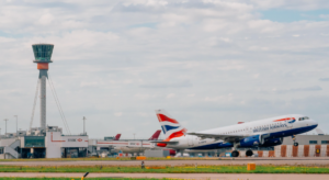 London, UK: A radar-related technical fault in the United Kingdom’s air traffic control system triggered widespread disruption across major airports on Wednesday evening, grounding dozens of flights and delaying hundreds more. The outage, which began around 4:05 p.m. BST at the National Air Traffic Services (NATS) Swanwick control centre, forced controllers to switch to a backup system, cutting the nation’s air traffic capacity for several hours. Although the backup system was restored within 20 minutes, the immediate effect was severe: departures and arrivals were throttled down from a standard rate of roughly 45 flights per hour to just 32. The reduced throughput created a cascading backlog that extended well into the night. According to The Independent, 84 outbound and 71 inbound services were cancelled by late evening, amounting to at least 155 total cancellations across UK airports. Heathrow experienced the most severe disruption, with 29 departures and 17 arrivals cancelled. Other hubs, including Gatwick, Manchester, Birmingham, Cardiff, Edinburgh, Glasgow and London City, also reported extensive delays. NATS confirmed that all systems are now fully operational and air traffic capacity is returning to normal. However, the agency warned that delays would persist while airlines reposition aircraft and crews. The incident has prompted strong criticism from airline operators. Ryanair called the outage “inexcusable” and demanded the resignation of NATS Chief Executive Martin Rolfe, while easyJet described the repeated infrastructure failures as “unacceptable for passengers and carriers alike.” Both airlines pointed to a similar outage in August 2023 that disrupted thousands of flights. Transport Secretary Heidi Alexander urged passengers to check directly with their airlines for updated travel information and confirmed that the government is assessing the event. “We are reviewing the causes and immediate response to ensure lessons are learned and future resilience is strengthened,” she said. Political pressure is also building, with opposition parties and industry groups calling for an independent review of the nation’s air traffic control infrastructure. While flights have now resumed normal scheduling, officials cautioned that residual delays may continue into Thursday as airlines work through stranded passengers and repositioning requirements.
