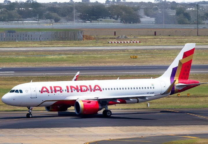 Mumbai, India: In a vivid demonstration of pilot proficiency under duress, an Air India aircraft executed a notably smooth and controlled landing at Chhatrapati Shivaji Maharaj International Airport amid relentless downpour and fierce wind gusts. A passenger aboard the flight captured the descent on video, and the footage quickly garnered widespread acclaim across social media. The clip shows the airplane’s wing cutting through turbulent skies with minimal shakiness before gliding toward the runway. Despite heavy rainfall and low visibility, the landing was executed with stability and precision. The video was shared with the caption: “Mumbai airport landing in midst of heavy rains. Hats off to Captain Neeraj Sethi for landing safely with less visibility.” Reactions online highlighted the respect earned by the pilot’s composure. Many hailed him as a “true hero of the skies,” while others expressed admiration for his calm execution in adverse conditions. One commenter remarked that landings of this kind are often conducted under autopilot, with pilots ensuring parameters remain safe and avoiding human errors close to the runway. The incident coincided with an exceptionally severe spell of rain in Mumbai. The India Meteorological Department (IMD) issued a red alert for the city, warning of extremely heavy rainfall. Local reports described widespread flooding that disrupted traffic and daily life across the metropolitan area. The safe landing stands in sharp contrast to an incident last month, when an Air India Airbus A320 from Kochi skidded off Mumbai’s primary runway during heavy rain on July 21, 2025, bursting three tires and damaging runway infrastructure. Fortunately, no one was injured, but the aircraft required towing and a DGCA investigation was launched.