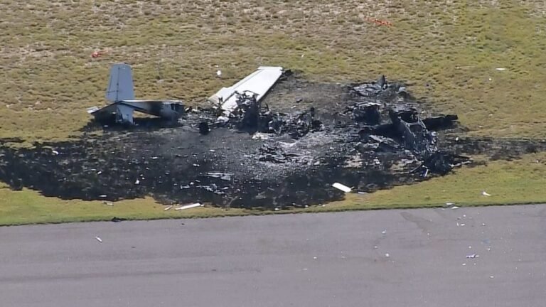 Colorado, United States: A mid-air collision between two small aircraft at Fort Morgan Municipal Airport on Sunday morning left one person dead and three others injured, officials reported. According to the Federal Aviation Administration (FAA), a Cessna 172 and an Extra Flugzeugbau EA-300 collided while both were on final approach to land at the airport. The Morgan County Sheriff's Office received the first report of the crash at approximately 10:44 a.m. local time. Emergency crews including deputies from the Morgan County Sheriff’s Office, personnel from the Fort Morgan Police Department, Colorado State Patrol, Fort Morgan Fire Department, and Morgan County Ambulance arrived promptly at the scene. The two occupants of the Cessna 172 sustained only minor injuries and were treated on-site. In contrast, one occupant of the EA-300 was taken to a local hospital, while the other was declared dead at the crash site by the Morgan County Coroner’s Office. Following the collision, both aircraft crashed and caught fire. A plume of smoke was visible from afar, and bystanders rushed to help extinguish the flames before first responders arrived. The FAA and the National Transportation Safety Board (NTSB) have launched a joint investigation, with the NTSB expected to take the lead on determining what caused the crash. In a statement, the Morgan County Sheriff’s Office expressed condolences to the victim’s family: “We extend our deepest condolences to the family and friends of the victim in this tragic event. We would like to express our gratitude to all the agencies that helped with this situation. Additionally, we want to thank the citizens who assisted in trying to extinguish the fire until the fire department and first responders arrived on the scene.” The crash occurred during a weekend aerobatics competition at the airport involving Metropolitan State University of Denver’s collegiate aerobatics team. University officials clarified that their event was unrelated to the collision. Meanwhile, the airport has been closed temporarily as investigators and emergency teams continue their work.