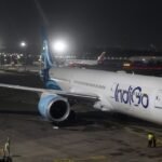 New Delhi, India: Indian airports may soon face financial penalties for service lapses such as baggage delays, long queues, and unhygienic toilets. The Airports Economic Regulatory Authority (AERA) has issued a consultation paper proposing to link airport tariffs including user development fees (UDF) with measurable service quality standards. The draft framework applies to airports handling more than 3.5 million passengers annually. It sets benchmarks for maximum wait times at terminal entry points, check-in counters, security screening, immigration desks, and baggage belts. Failure to meet these standards could result in reduced tariffs, while airports exceeding them may receive incentives. AERA’s proposal also focuses on the upkeep of basic passenger facilities, including clean washrooms, seating, and trolleys. Adoption of technology, such as Digi Yatra and immigration e-gates, is part of the criteria aimed at improving efficiency and passenger experience. “Introducing a structured service quality framework will ensure passengers receive consistent and improved service levels across major airports,” AERA said in the consultation paper. Independent third-party audits will be carried out to verify compliance, and performance data will be published to maintain transparency. Airports handling over six million passengers annually will be placed in a separate category, recognizing their higher traffic volumes and operational complexity. AERA has invited comments from stakeholders, including airlines and passenger groups, until September 24, 2025.