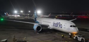 New Delhi, India: Indian airports may soon face financial penalties for service lapses such as baggage delays, long queues, and unhygienic toilets. The Airports Economic Regulatory Authority (AERA) has issued a consultation paper proposing to link airport tariffs including user development fees (UDF) with measurable service quality standards. The draft framework applies to airports handling more than 3.5 million passengers annually. It sets benchmarks for maximum wait times at terminal entry points, check-in counters, security screening, immigration desks, and baggage belts. Failure to meet these standards could result in reduced tariffs, while airports exceeding them may receive incentives. AERA’s proposal also focuses on the upkeep of basic passenger facilities, including clean washrooms, seating, and trolleys. Adoption of technology, such as Digi Yatra and immigration e-gates, is part of the criteria aimed at improving efficiency and passenger experience. “Introducing a structured service quality framework will ensure passengers receive consistent and improved service levels across major airports,” AERA said in the consultation paper. Independent third-party audits will be carried out to verify compliance, and performance data will be published to maintain transparency. Airports handling over six million passengers annually will be placed in a separate category, recognizing their higher traffic volumes and operational complexity. AERA has invited comments from stakeholders, including airlines and passenger groups, until September 24, 2025.