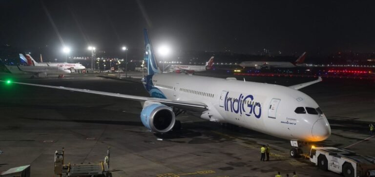 New Delhi, India: Indian airports may soon face financial penalties for service lapses such as baggage delays, long queues, and unhygienic toilets. The Airports Economic Regulatory Authority (AERA) has issued a consultation paper proposing to link airport tariffs including user development fees (UDF) with measurable service quality standards. The draft framework applies to airports handling more than 3.5 million passengers annually. It sets benchmarks for maximum wait times at terminal entry points, check-in counters, security screening, immigration desks, and baggage belts. Failure to meet these standards could result in reduced tariffs, while airports exceeding them may receive incentives. AERA’s proposal also focuses on the upkeep of basic passenger facilities, including clean washrooms, seating, and trolleys. Adoption of technology, such as Digi Yatra and immigration e-gates, is part of the criteria aimed at improving efficiency and passenger experience. “Introducing a structured service quality framework will ensure passengers receive consistent and improved service levels across major airports,” AERA said in the consultation paper. Independent third-party audits will be carried out to verify compliance, and performance data will be published to maintain transparency. Airports handling over six million passengers annually will be placed in a separate category, recognizing their higher traffic volumes and operational complexity. AERA has invited comments from stakeholders, including airlines and passenger groups, until September 24, 2025.