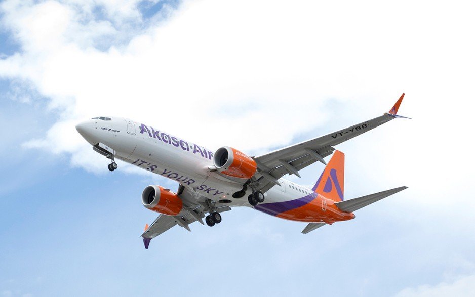 New Delhi, India: India’s aviation regulator, the Directorate General of Civil Aviation (DGCA), has flagged several regulatory and safety management lapses at Akasa Air following a routine surveillance review covering the April–September 2025 period. The authority has directed the airline to undertake corrective action after identifying “systemic failures” across multiple operational domains. The DGCA’s findings point to irregularities in Akasa Air’s flight safety systems, crew duty-time compliance, and internal safety audits. The regulator reportedly observed repetitive procedural lapses and documentation gaps, including delayed closure of internal audit findings and incomplete reviews of cockpit voice and flight data recorder (CVR/FDR) analyses. The regulator also highlighted discrepancies in the alignment of Akasa Air’s Safety Management System (SMS) manual with departmental manuals governing flight operations and engineering. In addition, not all employees had completed mandatory fatigue management training, which forms a critical component of the DGCA’s flight safety oversight framework. Akasa Air, a Mumbai-based Indian airline that launched commercial operations in August 2022. It was founded by Vinay Dube and Aditya Ghosh, with substantial backing from renowned investor Rakesh Jhunjhunwala. The airline began operations on August 7, 2022, with its first flight between Mumbai and Ahmedabad, using a Boeing 737 MAX 8 aircraft. The latest regulatory scrutiny comes as the airline continues its network expansion across domestic routes and prepares for future international growth. In its official response, Akasa Air confirmed that it had submitted detailed explanations and corrective action reports to the DGCA within prescribed timelines. The airline said it remains fully committed to maintaining “the highest levels of operational and safety excellence in line with all regulatory requirements.” Akasa also stressed that such surveillance audits are routine across all scheduled airlines and form part of ongoing safety oversight. While the DGCA has not announced any immediate punitive action, the findings reportedly include Level-II safety observations, a category indicating recurring compliance concerns that warrant close monitoring and formal corrective plans. The regulator has sought a comprehensive Corrective Action Plan (CAP) from the airline, including root cause analyses and steps to prevent recurrence.