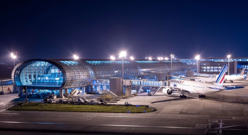 Paris, France: A planned French air traffic control strike from October 7–9, organized by the SNCTA union, threatened to disrupt European flights and could have led to the cancellation of over 700 Ryanair flights, affecting 125,000+ passengers. The union cited poor working conditions and management practices as reasons for the walkout. The strike was called off, easing travel disruptions, though authorities and airlines stress the need for continued improvements in ATC performance. The SNCTA, the sector's main union representing about 60% of employees, announced the suspension one day prior to the strike after discussions with the Civil Aviation Authority and reaching agreements with management. The union had been campaigning for improved wages and working conditions. The announcement also mentioned an assurance from new Prime Minister Sébastien Lecornu that he would not push his austerity budget through parliament without a vote, a move regarded as a major concession to the opposition. The union stated that no new strike dates are currently planned. The French Ministry of Transport welcomed the decision to call off the strike, highlighting the "interests of passengers, airlines, and airports." The ministry emphasized the need for continued discussions to improve the performance of French air traffic control, which currently remains below expectations. Ryanair, Europe's largest airline by passenger numbers, had previously criticized air traffic control services in France, Spain, Germany, the UK, and Greece as the poorest performing in Europe. The airline had warned that the strike could lead to significant disruptions, including flight cancellations and delays. The cancellation of the strike has been welcomed by travelers and airlines alike, as it spares thousands of passengers from potential disruptions. However, the situation remains fluid, and travelers are advised to stay informed about any further developments.