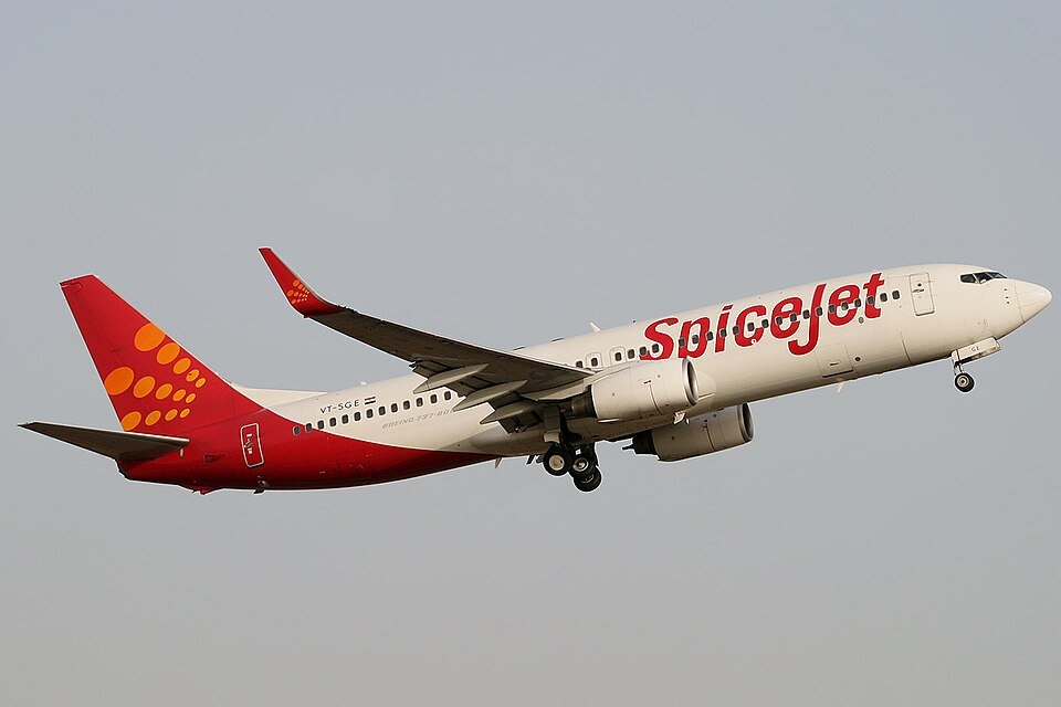 Kolkata, India: A SpiceJet flight operating from Mumbai to Kolkata made an emergency landing at Netaji Subhas Chandra Bose International Airport late Sunday night after reporting an engine malfunction during descent, officials confirmed. The aircraft, operating as SpiceJet flight SG 670, took off from Chhatrapati Shivaji Maharaj International Airport (Mumbai) and was nearing Kolkata when the flight crew reported a technical issue involving one of its engines. Air traffic control promptly declared a full emergency, and rescue and fire services were placed on standby. According to airport officials, the aircraft landed safely at 11:38 p.m. (IST) and taxied to the parking bay without further incident. All passengers and crew disembarked safely, and no injuries were reported. The airline did not disclose specific details about the nature of the engine failure. Technical engineers have begun an inspection of the aircraft to determine the cause of the malfunction. No smoke or fire was detected upon landing, according to airport emergency services. Authorities withdrew the full emergency status shortly after touchdown, confirming that the situation was under control. The Directorate General of Civil Aviation (DGCA) is expected to review the incident as part of its routine safety oversight, officials familiar with the matter said. Industry experts note that while modern twin-engine aircraft are designed to fly safely on one engine, in-flight engine shutdowns trigger mandatory reporting and inspection protocols under DGCA norms.