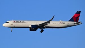 Florida, United States: A Delta Air Lines flight from Orlando to Los Angeles made an emergency diversion to Tampa International Airport on Saturday, December 27, 2025, after the cabin crew detected an unusual odor onboard, airline officials confirmed. Delta Flight DL504, operated with an Airbus A321neo (registration N503DZ), departed Orlando International Airport (MCO) bound for Los Angeles International Airport (LAX) when the crew identified the scent mid‑flight and elected to divert the aircraft as a precautionary safety measure. The aircraft touched down at Tampa International Airport at approximately 11:30 a.m. local time, with 194 passengers and six crew members onboard. No injuries were reported during the landing or among those who disembarked. Delta officials stated that passengers were re‑accommodated on a different aircraft that later continued to Los Angeles. “At Delta, the safety of our customers and crew comes before anything else, and we appreciate our customers’ patience,” the airline said in a written statement. At the time of reporting, the airline had not disclosed the cause or specific nature of the odor detected onboard. Aviation safety databases indicate that the flight was en route over Florida when the issue emerged and the diversion was initiated out of an abundance of caution
