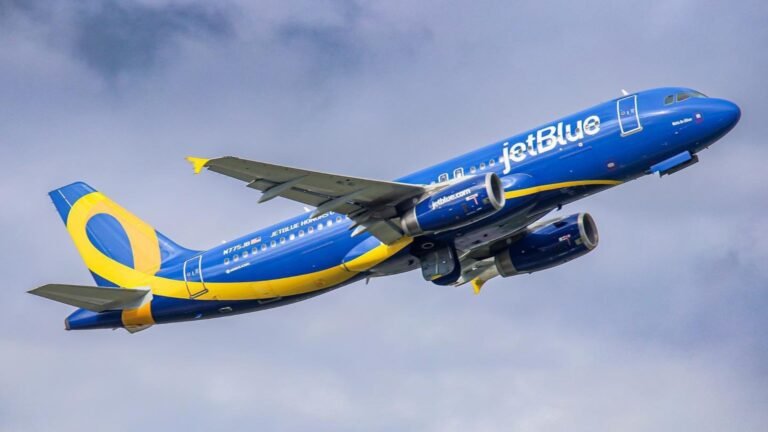 Washington, United States: A JetBlue Airways flight en route from Curaçao to New York narrowly avoided a potentially catastrophic mid-air collision with a United States Air Force refueling tanker on Friday, according to pilot communications and official reports. JetBlue Flight B6-1112, operated by an Airbus A320, was climbing after departure from Curaçao, a Dutch Caribbean island near the Venezuelan coast, when the flight crew reported a U.S. Air Force air-to-air refueling tanker crossing directly into their flight path at a similar altitude. Air traffic control recordings indicate the commercial jet halted its ascent to maintain separation. In audio released by air traffic control, the JetBlue pilot is heard saying, “We almost had a midair collision up here,” adding that the tanker aircraft had “passed directly in our flight path … they don’t have their transponder turned on.” The absence of a functioning transponder meant the military aircraft was not visible on civilian radar systems, complicating the air traffic controller’s ability to track it. The flight crew followed established safety procedures to avoid the tanker and later reported the incident to federal aviation authorities. JetBlue spokesperson Derek Dombrowski confirmed the airline had “reported this incident to federal authorities and will participate in any investigation,” praising the crew for their prompt action. Despite the close encounter, no injuries were reported, and Flight 1112 continued on to New York’s John F. Kennedy International Airport, where it landed without further incident. The Pentagon declined to provide immediate comment, referring inquiries to the U.S. Air Force, which had not offered an official statement at the time of publication. Aviation safety experts note that military aircraft occasionally operate with transponders off during specific missions, but this practice poses risks in airspaces shared with civilian traffic. This incident occurs against a backdrop of heightened U.S. military activity in the Caribbean, including intensified drug interdiction flights and pressure on neighboring Venezuela.