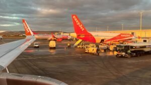 London, United Kingdom: Air travel across Europe faced widespread disruption on December 29, as operational strain during the peak holiday season resulted in 1,828 flight delays and 113 cancellations, affecting passengers across multiple countries and major aviation hubs. The disruption unfolded during one of the busiest travel weekends of the year, compounding the impact on travelers returning home or departing for year-end holidays. The operational impact was particularly visible in Hungary, Switzerland, Malta, Portugal, and France, where airports reported a sharp rise in delayed departures and arrivals. Knock-on effects extended into Germany, Belgium, the United Kingdom, Scandinavia, and Southern Europe, disrupting connecting flights and long-haul services. Several key hubs experienced sustained congestion throughout the day, Paris Charles de Gaulle (CDG) and Amsterdam Schiphol (AMS) saw significant delays, affecting onward connections across Europe and transatlantic routes. Copenhagen Airport (CPH) recorded dozens of delays, placing additional pressure on Scandinavian and Northern European schedules.Stockholm Arlanda (ARN) and Oslo Gardermoen (OSL) experienced elevated disruption levels, reflecting the impact of winter operations in the Nordic region. Smaller airports, including Malta International Airport and Ponta Delgada in the Azores, also reported unusually high disruption ratios relative to daily traffic volumes. Both full-service and low-cost carriers were affected, with several airlines reporting hundreds of delayed flights: easyJet recorded the highest number of delays on the day, with more than 600 flights arriving or departing late. Air France experienced over 200 delayed flights, highlighting pressure at its primary hub operations. KLM logged nearly 30 cancellations along with more than 150 delays, disrupting schedules across its European and intercontinental network. Other affected operators included Wizz Air, Scandinavian Airlines (SAS), Finnair, Swiss, and regional carriers such as SATA Air Açores, underscoring the breadth of the disruption. Industry observers attributed the scale of disruption to a combination of seasonal and operational factors rather than a single triggering event. Winter weather conditions, including low visibility and cold-weather ground handling requirements, reduced operational efficiency at several northern and central European airports. Also in addition to adverse winter weather and heavy passenger volumes, industrial strike action by airport ground staff and airline cabin crews further intensified flight delays. For travelers, the disruption translated into missed connections, extended ground delays, overnight stays, and rebookings pushed into the following day. Passenger queues were reported at airline service desks at several major airports as travelers sought alternative flights amid limited seat availability. With schedules tightly packed during the holiday period, even minor delays earlier in the day resulted in widespread knock-on effects by evening, particularly for long-haul departures relying on inbound aircraft. Passengers affected by significant delays or cancellations may be entitled to assistance under EU Regulation EC 261/2004, including meals, accommodation, and rebooking, depending on the cause of the disruption. Compensation eligibility varies, particularly when delays are linked to extraordinary circumstances such as weather. Airlines and airports have advised travelers to monitor flight status updates closely, allow additional time for connections, and retain all travel documentation when seeking assistance or reimbursement. With heavy holiday travel continuing into the New Year period, aviation analysts warn that operational resilience will remain under pressure, particularly if adverse weather conditions persist.