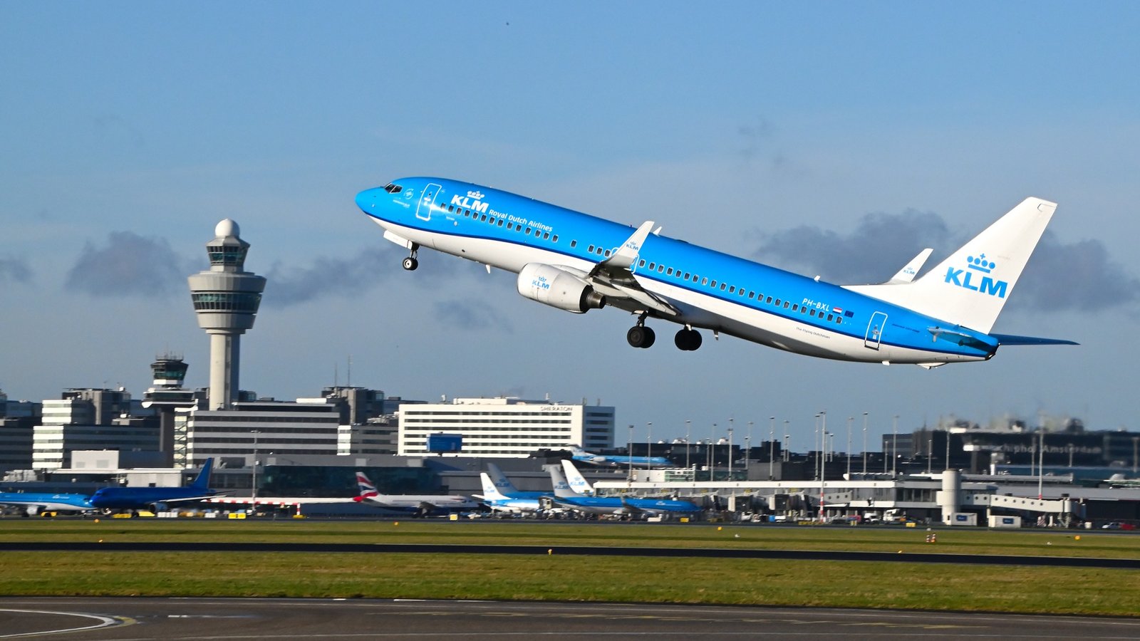 Major Airlines Cancel Israel, Dubai & Riyadh Flights Amid Rising Middle East Tensions