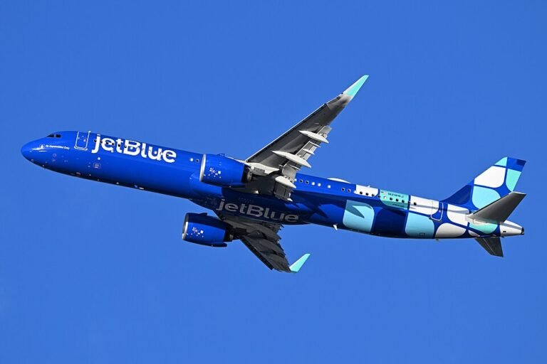Florida, United States: JetBlue Airways flight B61058, operating from Oranjestad, Aruba (AUA) to New York’s John F. Kennedy International Airport (JFK), was forced to divert and make an emergency landing at Fort Lauderdale-Hollywood International Airport (FLL) on Sunday, January 18, 2026, after suffering an engine failure shortly after takeoff, airline and flight tracking sources confirmed. The aircraft, an Airbus A321neo registered N2086J, departed Aruba’s Queen Beatrix International Airport at approximately 1:59 PM Atlantic Standard Time (AST). Shortly after leaving the runway, pilots reported a “loud bang” and identified a malfunction in the right engine, prompting an immediate emergency declaration using the internationally recognized distress transponder code 7700, according to aviation reports. Following standard safety protocols, the flight crew elected to maintain a holding pattern near Aruba to burn and, as necessary, dump fuel to reduce weight ahead of landing. Once stabilized and in communication with air traffic control, the decision was made to divert to Fort Lauderdale, a major JetBlue maintenance hub with full emergency response capabilities. The aircraft landed safely at 5:21 PM local time (EST). Emergency response teams were positioned on standby at the airport, though no injuries were reported among the 180 passengers and six crew members aboard. Passengers were subsequently disembarked and provided assistance, with the airline arranging rebooking or alternative flights to New York to minimize disruption to travel plans. In the aftermath of the diversion, the aircraft was moved to a secure area of FLL where JetBlue’s technical personnel, supported by federal and aviation authorities, began a detailed inspection to determine the exact cause of the engine failure. The investigation will assess whether the issue stemmed from a mechanical fault within the engine, a related component malfunction, or other technical factors. JetBlue has placed the aircraft out of service pending completion of this assessment. It is standard practice in such incidents for airlines to work with regulatory and manufacturer stakeholders to analyze flight data, conduct engine examinations, and ensure that corrective actions or maintenance directives are implemented as needed.