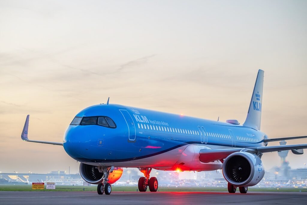 Amsterdam, Netherlands: KLM Royal Dutch Airlines has reached a new collective labour agreement (CLA) with its cabin crew unions, bringing an end to months of negotiations and restoring labour stability at the Dutch flag carrier. The agreement was concluded with unions VNC, FNV Cabine and De Unie and has been approved by union members. The two-year agreement runs from 1 March 2025 through 28 February 2027 and applies retroactively. KLM said the deal balances improvements in purchasing power for cabin crew with the airline’s ongoing focus on cost control and operational reliability. Under the agreement, cabin crew will receive a phased salary increase totalling approximately 3.25 percent over the contract period. In addition, KLM will pay a one-time net allowance of €750 to full-time cabin crew in January 2026 as compensation for inflationary pressures. Beyond pay, the agreement includes updates to working arrangements and long-term employability measures. These include continued access to the 80-90-100 scheme, which allows older cabin crew to work reduced hours while maintaining pension accrual, as well as provisions for temporary early retirement (RVU). The CLA also introduces clearer rules on internal mobility, allowing cabin crew who move to ground positions to return to flying roles under defined conditions. KLM said the agreement provides clarity and predictability for both employees and operations, particularly after a period marked by industrial actions and staffing pressures at Amsterdam Schiphol Airport. Labour stability among cabin crew is seen as critical for maintaining schedule reliability across KLM’s short-haul and long-haul networks. The deal follows earlier labour agreements reached with other employee groups at KLM, reflecting a broader effort by the airline to normalise labour relations while navigating higher costs, supply-chain pressures and capacity constraints affecting the global aviation industry. Union representatives described the agreement as a compromise, noting that while it does not meet all earlier demands, it secures wage growth, safeguards employment conditions and preserves important flexibility schemes for cabin crew.