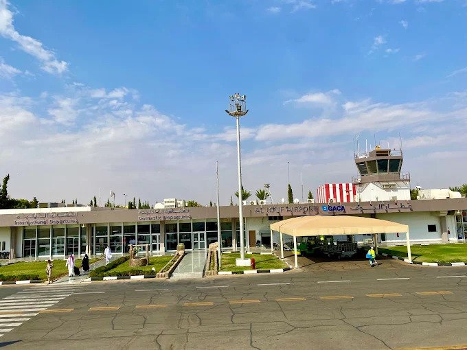 Sakaka, Saudi Arabia: Saudi Arabia has officially inaugurated the New Al‑Jouf International Airport in Sakaka, a strategic development aimed at expanding air connectivity in the Kingdom’s northern region. The ceremony was led by Prince Faisal bin Nawaf, Emir of Al‑Jouf, alongside Transport Minister Saleh bin Nasser Al‑Jasser, GACA President Abdulaziz Al‑Duailej, and other senior officials. The inauguration signals a significant step forward in Saudi Arabia’s Vision 2030 ambitions to modernize transport infrastructure and promote regional economic development. The new facility expands passenger capacity from 175,000 to 1.6 million annually, addressing growing demand for both domestic and international travel in the northern region. The airport’s 24,000-square-meter terminal is equipped with advanced passenger processing facilities, including two boarding bridges, seven departure gates, four arrival gates, 16 check-in counters, and modern automated passport control systems. Additional amenities include seven smart gates, a 470-meter baggage conveyor system, commercial and retail zones totaling 1,700 sqm, children’s play areas, and parking for 648 vehicles. At launch, the airport is served by three domestic Saudi airlines and four international carriers, connecting Al‑Jouf to destinations such as Riyadh, Jeddah, Sharjah, Dubai, Cairo, and Assiut. Domestic operations constitute the majority of flights, with Riyadh emerging as the busiest route, offering 38 weekly flights. Officials highlighted that the new airport will significantly improve travel convenience and reduce transit times for passengers in northern Saudi Arabia. Beyond passenger services, the airport is expected to stimulate tourism, trade, and local business development. The modern infrastructure will facilitate increased regional economic activity, create new employment opportunities, and serve as a gateway for international travelers exploring northern Saudi Arabia. GACA confirmed that full flight operations are scheduled to commence in February 2026, following final operational testing. Minister Al‑Jasser lauded the project as a reflection of Saudi Arabia’s strategic investment in modern transportation and logistics, stating that the airport “represents a strategic gateway for the northern region and a key enabler of tourism, commerce, and regional connectivity.” The airport also aligns with broader national objectives to diversify the economy, expand the tourism sector, and integrate Saudi Arabia more fully into global aviation networks. The inauguration of Al‑Jouf International Airport marks a transformative moment for northern Saudi Arabia, combining modern passenger facilities, expanded flight connectivity, and economic development potential. With its capacity to handle over 1.6 million passengers annually, the airport is expected to become a central hub for both domestic and international travel, strengthening the Kingdom’s position as a regional aviation and tourism leader.