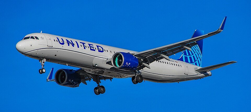 Orlando, United States: A United Airlines flight traveling from Chicago’s O’Hare International Airport to Orlando International Airport experienced a significant mechanical issue upon landing on Sunday afternoon, resulting in one of the aircraft’s nose wheels detaching and temporarily blocking the runway, authorities confirmed. United Airlines Flight UA2323, operated with an Airbus A321neo registered N14502, departed Chicago at approximately 8:55 a.m. CST and was scheduled to arrive at Orlando International Airport (MCO) at 12:35 p.m. EST. Shortly after touchdown on Sunday, January 18, video footage shared on social media captured the aircraft making contact with the runway under what appeared to be challenging weather conditions. During the landing sequence, one of the forward nose wheels detached from the aircraft and rolled off the runway surface. Eyewitness video shows the aircraft’s main wheels touching down, followed by a series of uneven bounces. The aircraft veered slightly, and the separated wheel can be seen rolling away from the plane. The aircraft ultimately came to a stop on the runway. United Airlines reported that there were 200 passengers and six crew members on board at the time of the incident. Despite the severity of the landing and the mechanical failure, no injuries were reported. Passengers were safely disembarked and transported to the terminal via buses after being unable to reach the gate normally. Immediately following the incident, the Federal Aviation Administration (FAA) and airport authorities issued a ground stop at MCO, temporarily halting all departing and arriving flights to allow emergency crews to secure the scene and clear debris. The ground stop was later adjusted to a ground delay as operations gradually resumed later in the afternoon. Orlando International Airport is one of the busiest travel hubs in Florida, and the runway closure led to delays and logistical disruptions across scheduled flights during peak travel hours. Preliminary accounts noted gusty and windy conditions at the time of landing, with reported wind gusts above typical operational norms. While weather may have contributed to the severity of the landing, authorities have not confirmed whether it was a causal factor in the mechanical failure. United Airlines and the FAA have not yet released detailed technical findings, but the aircraft has been removed from service and is undergoing maintenance inspection. Investigators are reviewing whether the failure was due to the hard landing dynamics, mechanical fatigue, weather stress, or a combination of factors. Federal aviation safety teams are continuing their examination of the incident. Official reports from the FAA or the National Transportation Safety Board (NTSB) are expected in the coming days to clarify the precise mechanical cause and any contributing conditions. Final findings will inform whether industry safety procedures or maintenance protocols require updates.