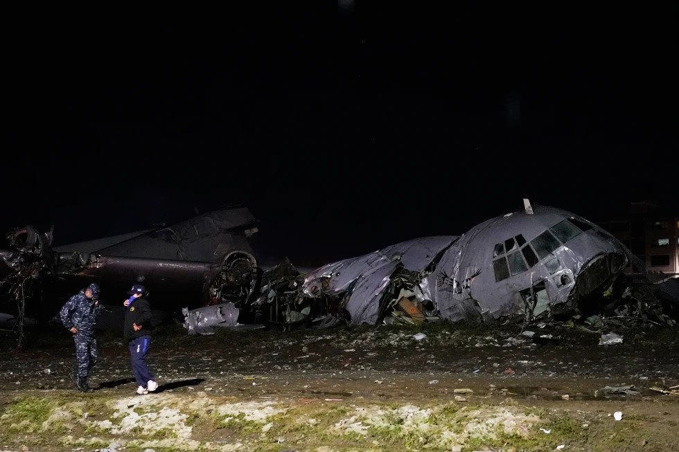 15 Killed In Bolivian Air Force C-130 Crash Near El Alto Airport, At Least 30 Injured SEO DES: The aircraft carrying newly printed banknotes skidded off the runway and struck multiple vehicles on Costanera Avenue, a busy urban road SOCIAL: A Bolivian Air Force Hercules C‑130 cargo plane crashed near El Alto International Airport on February 27, 2026, killing 15 people and injuring at least 30 others. The aircraft, carrying newly printed banknotes for the central bank, skidded off the runway and struck multiple vehicles on Costanera Avenue, a busy urban road, causing widespread chaos. Emergency responders recovered victims, treated the injured, and secured the scene, while police dispersed crowds attempting to collect scattered cash. The crash caused significant damage to dozens of vehicles, and flight operations at the airport were temporarily suspended. Investigators are examining weather, technical issues, and pilot factors as potential causes. El Alto’s high altitude added operational challenges for the aircraft. Authorities continue search and recovery operations, with further updates expected from the Bolivian Ministry of Defence. El Alto, Bolivia: A Bolivian Air Force Hercules C‑130 cargo aircraft crashed onto a crowded roadway near El Alto International Airport on Friday evening, February 27, 2026, killing at least 15 people and injuring at least 30 more, authorities said. The aircraft, carrying newly printed banknotes for Bolivia’s central bank, veered off the runway and struck multiple vehicles on a busy urban avenue, triggering a chaotic emergency response. The military transport aircraft, operated by the Bolivian Air Force, departed from Santa Cruz and was approaching El Alto, a high‑altitude city adjacent to the administrative capital, La Paz, when it skidded off the runway at El Alto International Airport. The Hercules C‑130 then slid onto Costanera Avenue, a principal thoroughfare often filled with traffic. Local officials confirmed it overran the runway and entered a busy road, impacting dozens of vehicles. Fire Chief Pavel Tovar told reporters that at least 15 people have died in the crash. Officials have not fully clarified whether the fatalities include crew members aboard the aircraft, people in struck vehicles, or both. Rescue teams recovered bodies from the crash scene, including the roadway where mangled debris and aircraft wreckage lay scattered. At least 30 people were injured, with several reported in serious condition at nearby hospitals. Emergency services, including firefighters and medical teams, worked into the night to transport the wounded and control the scene. The cargo plane was confirmed to be transporting newly printed Bolivian banknotes, reportedly bound for circulation in other parts of the country. Upon impact, a large amount of currency spilled onto the roadway. Videos shared on social media showed crowds of people gathering near the wreckage, with some picking up scattered bills. Local police deployed water hoses and tear gas to disperse bystanders and secure the area, complicating rescue efforts. Bolivia’s central bank said the notes were not yet legal tender at the time of the crash, as they had not been issued into circulation. Local media footage and official statements from the national fire department showed dozens of vehicles damaged or destroyed by the aircraft’s uncontrolled exit from the runway. Cars, trucks, and minibuses along Costanera Avenue bore the brunt of the impact. El Alto International Airport temporarily suspended flight operations in the aftermath to facilitate emergency work and investigations. Boliviana de Aviación, Bolivia’s national airline, confirmed the crashed aircraft was not part of its commercial fleet. Official investigators have launched a probe to determine the precise cause of the accident. Although weather conditions including reports of poor visibility and possible hail were present at the time, authorities have not yet confirmed whether weather, technical failure, pilot error, or a combination of factors contributed to the crash. El Alto’s high altitude roughly 4,000 m (about 13,000 ft) above sea level also presents operational challenges for aircraft, where thinner air affects engine performance and braking efficiency. Search and rescue efforts, forensic recovery of remains, and broader investigations are ongoing. The Bolivian Ministry of Defence and national aviation authorities are expected to provide further updates.