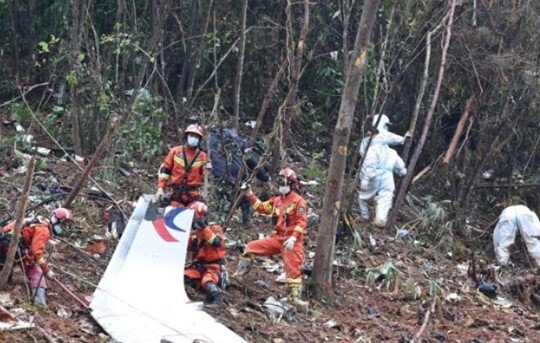 Colorado Plane Crash Kills 4 Onboard Near Steamboat, All Victims Identified By Police SEO DES: Investigators are reviewing weather, pilot actions and aircraft systems as the NTSB and FAA secure wreckage for engine and avionics analysis SOCIAL: A private Epic E1000 turboprop crashed into mountainous terrain near Steamboat Springs, United States, on February 13, killing all four people on board. The aircraft went down around 12:20 a.m. near Emerald Mountain while approaching Bob Adams Airport. The victims, all from Tennessee, were identified as Aaron Stokes, Jakson Stokes, Colin Stokes and Austin Huskey. The FAA and NTSB have launched a full investigation, with wreckage secured for analysis, and the cause of the crash remains under investigation. The aircraft had departed from Kansas City and was registered to ALS Aviation LLC. A preliminary report is expected in the coming weeks, with a final determination likely to take several months. Steamboat Springs, United States: A private single-engine aircraft crashed into mountainous terrain near Steamboat Springs in the early hours of February 13, killing all four people on board and triggering a federal investigation by U.S. aviation authorities. The six-seat Epic E1000 turboprop went down at around 12:20 a.m. local time on the south-facing slope of Emerald Mountain, close to Bob Adams Airport, in a remote and heavily wooded area. Emergency responders reached the site hours later and confirmed there were no survivors. According to preliminary information from the Federal Aviation Administration (FAA) and the National Transportation Safety Board (NTSB), the aircraft was on approach to the airport when it crashed under circumstances that remain under investigation. The Routt County Coroner’s Office later identified the four victims, all residents of Tennessee: Aaron Stokes (47) - Founder of Shop Fix Academy and a prominent figure in the automotive repair industry. Jakson Stokes (21) - Son of Aaron Stokes. Colin Stokes (21) - Nephew of Aaron Stokes. Austin Huskey (37) - CEO of Huskey Building Supply, a family-owned construction materials company. Authorities confirmed that all four bodies were recovered from the crash site and that next of kin have been notified. The aircraft, registered to ALS Aviation LLC of Franklin, Tennessee, had departed earlier from Kansas City Downtown Airport and was en route to Steamboat Springs, according to FAA records and flight tracking data. The Epic E1000 is a high-performance turboprop aircraft capable of carrying up to six passengers. Investigators are focusing on the final moments of the flight, including weather conditions, pilot actions, and aircraft systems. The NTSB and FAA have launched a full investigation into the crash. Wreckage has been secured and will be transported for further examination, including engine and avionics analysis. A preliminary report is expected within several weeks, while a final probable cause determination could take several months.