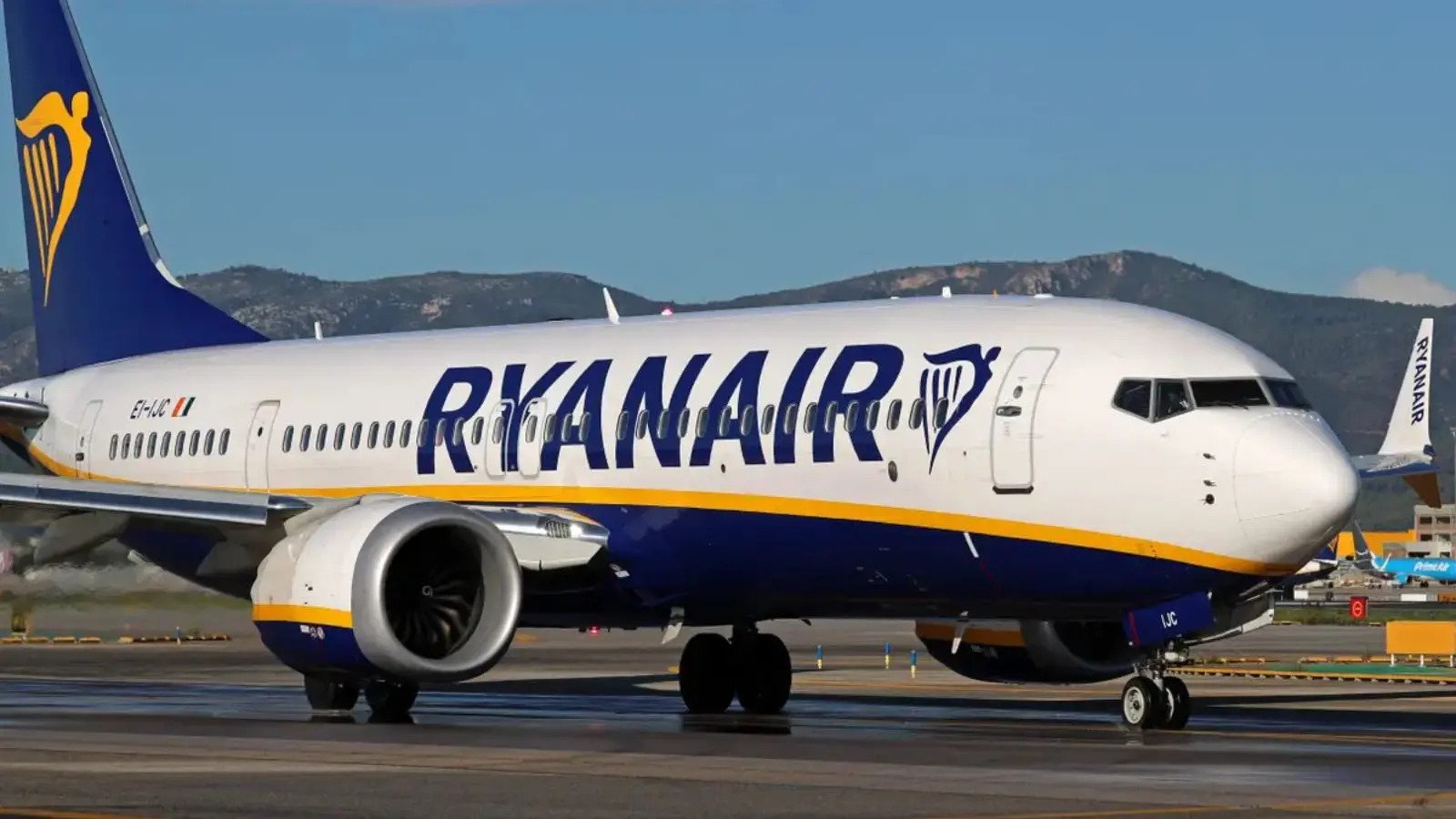 UK Probes Ryanair 737 Flight Low-Fuel Landing After Multiple Diversions At Manchester