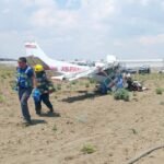 Huejotzingo, Mexico: A small aircraft crashed moments after takeoff in central Mexico’s Puebla state, killing all four people on board in a tragic accident that has drawn attention to the risks associated with low-altitude flight operations. The incident occurred around 12:00 p.m. local time on Thursday near Santa Ana Xalmimilulco in the municipality of Huejotzingo, shortly after the aircraft departed from Hermanos Serdán International Airport. The aircraft was a single-engine plane bound for Poza Rica in Veracruz when it went down within minutes of becoming airborne. Dramatic video footage circulating on social media captured the final moments of the flight, showing the aircraft struggling to maintain altitude before entering a steep nose-down descent. Eyewitnesses reported that the plane was flying unusually low and appeared unstable shortly after takeoff. Despite what seemed to be an attempt by the pilot to regain control, the aircraft rapidly lost height and plunged nose-first into the ground, crashing in or near an industrial area. Puebla-based news and talk radio channel Cinco Radio reported that the Federal Civil Aviation Agency had launched an investigation into the crash. An official statement shared by the agency said the Cessna 172 aircraft had lost communication with Air Traffic Control minutes after takeoff. Authorities confirmed that all four individuals onboard lost their lives in the crash. Three victims were declared dead at the scene, while a fourth succumbed to injuries later at a hospital. Officials have not yet released the identities of those on board, pending notification of families. Emergency response teams, including civil protection personnel, were quickly dispatched to the crash site. Crews secured the area, managed debris, and initiated recovery operations while ensuring there were no additional hazards to nearby infrastructure or the public. The cause of the crash remains under investigation. Aviation authorities are expected to conduct a detailed analysis of the wreckage and flight conditions, focusing on potential factors such as mechanical failure, engine performance issues, or loss of aerodynamic control during the critical takeoff phase. Accidents occurring shortly after takeoff are particularly dangerous due to the limited altitude available for recovery and the high reliance on engine power and precise handling.