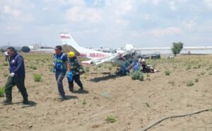 Huejotzingo, Mexico: A small aircraft crashed moments after takeoff in central Mexico’s Puebla state, killing all four people on board in a tragic accident that has drawn attention to the risks associated with low-altitude flight operations. The incident occurred around 12:00 p.m. local time on Thursday near Santa Ana Xalmimilulco in the municipality of Huejotzingo, shortly after the aircraft departed from Hermanos Serdán International Airport. The aircraft was a single-engine plane bound for Poza Rica in Veracruz when it went down within minutes of becoming airborne. Dramatic video footage circulating on social media captured the final moments of the flight, showing the aircraft struggling to maintain altitude before entering a steep nose-down descent. Eyewitnesses reported that the plane was flying unusually low and appeared unstable shortly after takeoff. Despite what seemed to be an attempt by the pilot to regain control, the aircraft rapidly lost height and plunged nose-first into the ground, crashing in or near an industrial area. Puebla-based news and talk radio channel Cinco Radio reported that the Federal Civil Aviation Agency had launched an investigation into the crash. An official statement shared by the agency said the Cessna 172 aircraft had lost communication with Air Traffic Control minutes after takeoff. Authorities confirmed that all four individuals onboard lost their lives in the crash. Three victims were declared dead at the scene, while a fourth succumbed to injuries later at a hospital. Officials have not yet released the identities of those on board, pending notification of families. Emergency response teams, including civil protection personnel, were quickly dispatched to the crash site. Crews secured the area, managed debris, and initiated recovery operations while ensuring there were no additional hazards to nearby infrastructure or the public. The cause of the crash remains under investigation. Aviation authorities are expected to conduct a detailed analysis of the wreckage and flight conditions, focusing on potential factors such as mechanical failure, engine performance issues, or loss of aerodynamic control during the critical takeoff phase. Accidents occurring shortly after takeoff are particularly dangerous due to the limited altitude available for recovery and the high reliance on engine power and precise handling.