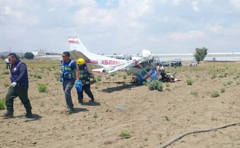 Huejotzingo, Mexico: A small aircraft crashed moments after takeoff in central Mexico’s Puebla state, killing all four people on board in a tragic accident that has drawn attention to the risks associated with low-altitude flight operations. The incident occurred around 12:00 p.m. local time on Thursday near Santa Ana Xalmimilulco in the municipality of Huejotzingo, shortly after the aircraft departed from Hermanos Serdán International Airport. The aircraft was a single-engine plane bound for Poza Rica in Veracruz when it went down within minutes of becoming airborne. Dramatic video footage circulating on social media captured the final moments of the flight, showing the aircraft struggling to maintain altitude before entering a steep nose-down descent. Eyewitnesses reported that the plane was flying unusually low and appeared unstable shortly after takeoff. Despite what seemed to be an attempt by the pilot to regain control, the aircraft rapidly lost height and plunged nose-first into the ground, crashing in or near an industrial area. Puebla-based news and talk radio channel Cinco Radio reported that the Federal Civil Aviation Agency had launched an investigation into the crash. An official statement shared by the agency said the Cessna 172 aircraft had lost communication with Air Traffic Control minutes after takeoff. Authorities confirmed that all four individuals onboard lost their lives in the crash. Three victims were declared dead at the scene, while a fourth succumbed to injuries later at a hospital. Officials have not yet released the identities of those on board, pending notification of families. Emergency response teams, including civil protection personnel, were quickly dispatched to the crash site. Crews secured the area, managed debris, and initiated recovery operations while ensuring there were no additional hazards to nearby infrastructure or the public. The cause of the crash remains under investigation. Aviation authorities are expected to conduct a detailed analysis of the wreckage and flight conditions, focusing on potential factors such as mechanical failure, engine performance issues, or loss of aerodynamic control during the critical takeoff phase. Accidents occurring shortly after takeoff are particularly dangerous due to the limited altitude available for recovery and the high reliance on engine power and precise handling.