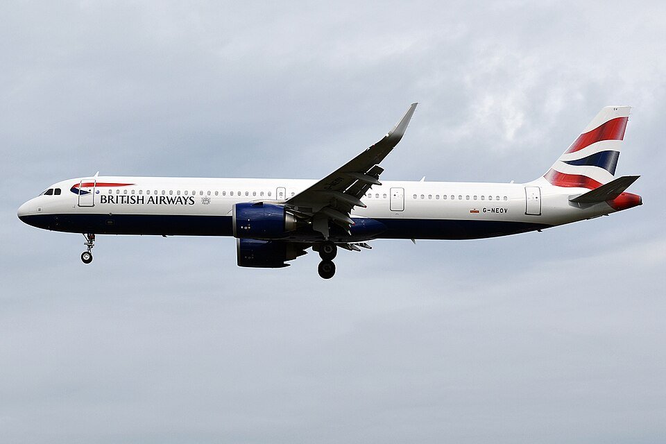 London, United Kingdom: A British Airways short-haul flight from London Gatwick to Italy was forced to return shortly after departure on April 29, 2026, following a technical issue involving the aircraft’s landing gear, prompting a precautionary diversion back to the departure airport. Flight BA2590, operated by an Airbus A321, had departed London Gatwick Airport en route to Verona when the crew identified that the landing gear had failed to retract as expected after takeoff. The issue, detected during the climb phase, significantly affected the aircraft’s performance and fuel efficiency, making it unsuitable to continue the planned journey. According to aviation incident tracking reports, the aircraft remained airborne for over an hour while the crew assessed the situation and coordinated a safe return. Standard operational procedures were followed, including fuel management and system checks, before initiating the diversion. The pilots subsequently made the decision to return to London Gatwick as a precautionary measure. Aircraft with partially or fully extended landing gear experience increased aerodynamic drag and higher fuel burn, limiting their operational range and making continued flight impractical. The aircraft landed safely at Gatwick with emergency services on standby. No injuries were reported among passengers or crew, and the disembarkation was carried out without incident. The aircraft has since been withdrawn from service for technical inspection to determine the exact cause of the malfunction. Passengers affected by the disruption were accommodated on alternative arrangements to continue their journey.