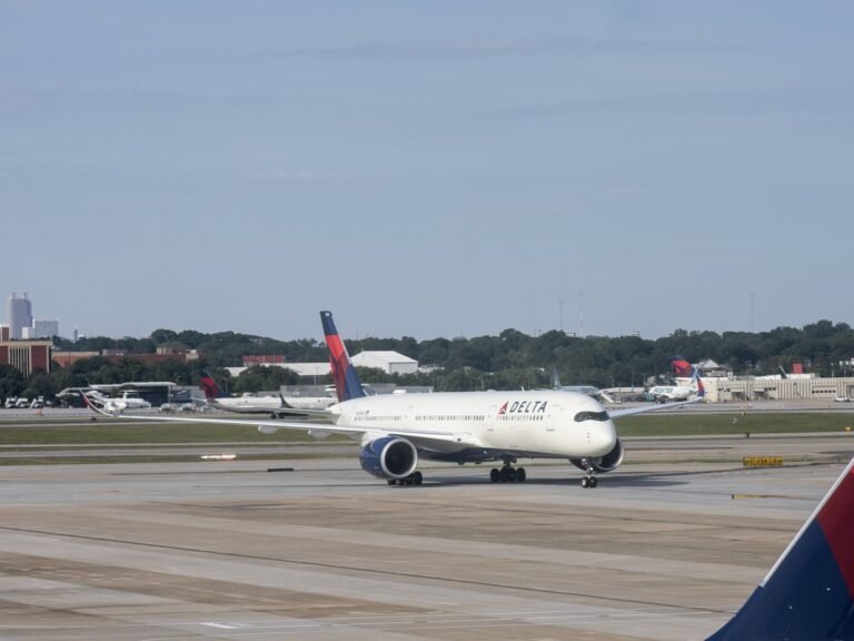 Louisville, United States: A Delta Air Lines passenger flight was forced to return to Louisville Muhammad Ali International Airport on Sunday morning after the crew reported a mechanical issue shortly after takeoff, airport officials confirmed. Delta Flight 2801 had departed from Louisville bound for Atlanta’s Hartsfield-Jackson International Airport at approximately 11:30 a.m. when pilots reported an in-flight technical problem and initiated a return to the departure airport. The aircraft landed safely on the East Runway with 101 passengers and crew onboard, and no injuries were reported. According to Louisville Muhammad Ali International Airport spokesperson Natalie Chaudoin, the aircraft returned immediately after departure after the crew identified the issue. Airport officials confirmed that the landing occurred without incident and emergency protocols were activated as a precaution. The runway remained closed for nearly two hours, from around 11:30 a.m. to 1:15 p.m., while crews moved the aircraft to the terminal ramp and conducted a standard airfield safety inspection. During the closure, four inbound flights were diverted to alternate airports, officials said. Airport authorities later confirmed that operations resumed with minimal disruption after inspections were completed. While initial reports referred broadly to a “mechanical issue,” additional local coverage indicated that the aircraft may have experienced a possible tire-related malfunction during or immediately after takeoff, though officials have not confirmed the exact technical cause. Investigations remain ongoing. Delta Air Lines has not yet released a detailed technical statement regarding the nature of the malfunction, and aviation authorities are expected to review maintenance and flight data as part of the standard post-incident procedure. The aircraft involved was later taken out of service for inspection. Officials stressed that the situation was handled in accordance with established safety protocols and that at no point was there a loss of control of the aircraft.