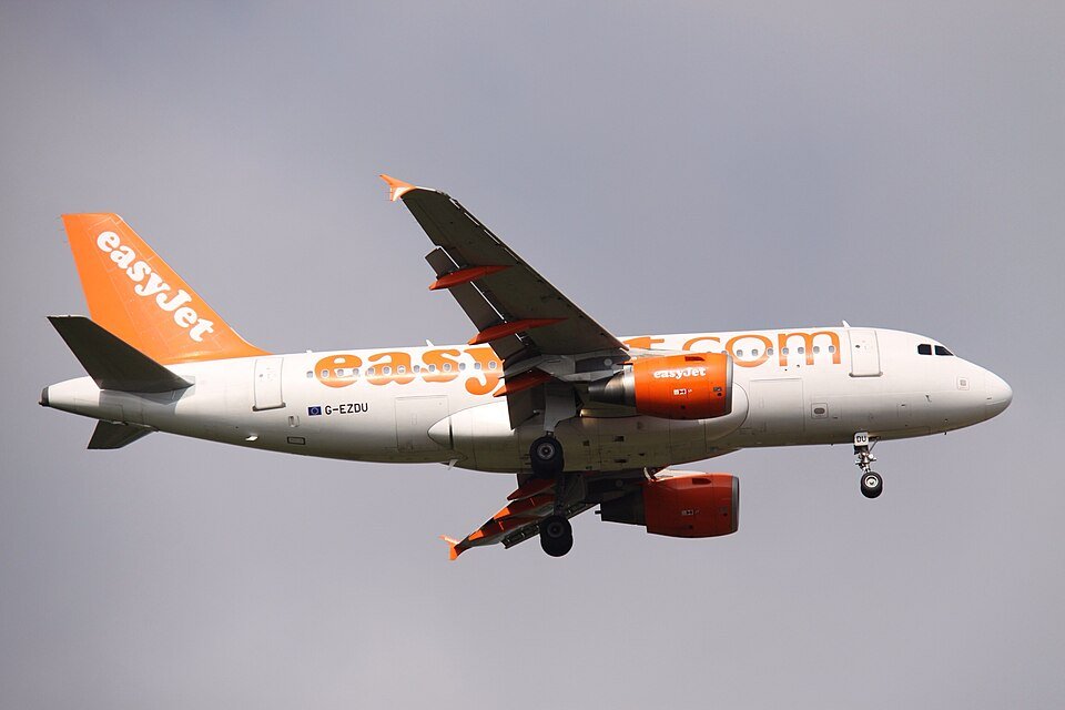 Glasgow, United Kingdom: An easyJet flight bound for Jersey was forced to return to Glasgow shortly after departure on March 29, 2026, after encountering turbulence that left a cabin crew member injured, prompting a precautionary emergency landing. Flight EZY439, operated by an Airbus A319, departed Glasgow Airport at approximately 12:00 PM local time and experienced sudden turbulence during the initial climb phase. The incident occurred within minutes of takeoff, at a time when cabin crew are typically engaged in onboard duties, increasing their exposure to in-flight disturbances. Following the incident, the flight crew made the decision to discontinue the journey and return to Glasgow as the injured crew member required medical attention. The aircraft landed safely at around 12:37 PM, roughly 37 minutes after departure, where it was met by emergency medical services on arrival. Airline officials confirmed that one cabin crew member sustained injuries, while no passengers were reported hurt. The nature and severity of the injury have not been disclosed. The airline described the situation as an “extraordinary circumstance” and reiterated that the return to base was carried out purely as a precautionary measure to ensure the safety and wellbeing of those onboard. The flight had originally been scheduled to arrive in Jersey at approximately 1:25 PM. However, due to the diversion, passengers experienced a delay of around five hours. The service was later rescheduled to depart Glasgow at about 5:15 PM and subsequently arrived in Jersey at approximately 6:33 PM. easyJet arranged assistance for passengers in line with its standard policies for delays and disruptions. In a statement, an easyJet spokesperson said the flight returned to Glasgow due to a cabin crew member requiring medical assistance and confirmed that it landed normally and was met by medical personnel. The airline emphasized that safety remains its highest priority. No official figures regarding the total number of passengers and crew onboard have been released. Additionally, there have been no reports of any damage to the aircraft, and no further updates have been provided on the condition of the injured crew member.