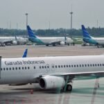 Jakarta, Indonesia: The Indonesian government has approved a significant increase in airline fuel surcharges, raising the cap to 38% as global oil prices continue to surge, in a move aimed at supporting airlines while maintaining affordability for passengers. Transportation Minister Dudy Purwagandhi confirmed that the decision followed consultations with domestic carriers, emphasizing that the policy seeks to balance rising operational costs with consumer purchasing power. “This decision was not taken unilaterally, but through coordination and input, particularly from the airlines,” he said during a press conference in Jakarta. The revised surcharge replaces the previous limits set under a 2023 regulation, which capped surcharges at 10% for jet aircraft and 25% for propeller aircraft. The new policy standardizes the cap at 38% across all aircraft types. The move comes amid escalating global energy prices driven by geopolitical tensions, which have significantly increased aviation fuel costs. Indonesia’s Energy and Mineral Resources Minister Bahlil Lahadalia noted that domestic jet fuel pricing follows international market mechanisms, with state energy firm Pertamina adjusting rates in line with global trends. Recent data highlights the scale of cost pressures facing airlines. According to the Indonesian National Air Carriers Association (INACA), jet fuel prices at Soekarno-Hatta International Airport rose sharply to Rp 23,551.08 per liter in April, up from Rp 13,656.51 per liter in March, marking a 72.45% increase in just one month. Compared to 2019 averages, prices have surged by nearly 295%. For international operations, fuel prices have also climbed steeply, rising by over 80% to approximately $1.34 per liter, further straining airline operating costs. Despite the increase, the government has attempted to limit the impact on passengers by ensuring that airfare hikes remain controlled. The surcharge adjustment is expected to help airlines absorb part of the cost burden while avoiding sharper increases in ticket prices, supporting the continued recovery of Indonesia’s aviation sector. Authorities also stressed that Indonesia’s aviation fuel prices remain relatively competitive compared to neighboring countries, even after recent hikes. The policy reflects a broader effort by regulators to stabilize the aviation industry amid volatile fuel markets, while safeguarding demand and maintaining accessibility for domestic travelers.