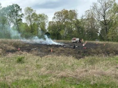 New Market, United States: Two people were killed after a small twin-engine aircraft crashed into a field in New Market, Jefferson County, on Monday afternoon, prompting a joint investigation by the Federal Aviation Administration (FAA) and the National Transportation Safety Board (NTSB). According to authorities, the Beechcraft 58 aircraft went down near Burchell Road at approximately 1:10 p.m. local time on Monday, April 13, while operating in East Tennessee airspace. Emergency services were alerted shortly after the crash and arrived to find the aircraft wreckage in a rural field, with a post-impact fire reported at the scene. Officials confirmed that both occupants on board died on impact. No injuries were reported on the ground. The New Market Volunteer Fire Department, along with Jefferson County Sheriff’s Office, EMS, and emergency management teams, responded within minutes. Fire crews reported a burn area surrounding the wreckage, estimated at roughly 30 yards in diameter, following the impact. Witnesses in the area described hearing a loud explosion followed by heavy smoke rising from behind wooded terrain, with residents assisting first responders in locating the crash site. The FAA confirmed the aircraft type as a Beechcraft 58 and stated that only two individuals were aboard at the time of the accident. The NTSB has taken the lead in the investigation, with officials arriving at the scene to document wreckage before transporting it for detailed examination. Investigators will focus on multiple aspects, including flight path data, aircraft maintenance history, pilot records, air traffic control communications, and weather conditions at the time of the crash. The wreckage is expected to be moved to a secure facility for further analysis as part of the ongoing investigation. A preliminary report from the NTSB is expected in the coming weeks. Authorities have not yet released the identities of the victims, pending official identification by the Knox County Regional Forensic Center. The crash remains under active investigation.