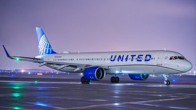 Pittsburgh, United States: A United Airlines flight en route from Chicago to New York was forced to make an emergency diversion to Pittsburgh after the crew detected a suspicious beeping sound mid-air and treated the situation as a potential bomb threat, triggering a full-scale security response upon landing. The incident involved United Airlines Flight 2092, a Boeing 737, operating from Chicago O’Hare International Airport to New York LaGuardia Airport. According to multiple reports and air traffic control (ATC) audio recordings published on LiveATC, the flight crew became concerned after hearing a repetitive beeping noise originating from within the aircraft. In the cockpit communication, a crew member is heard stating, “We’ve got an issue… sequential beeping… one beep per second… treat this as a potential bomb.” The sound was reportedly first noticed by flight attendants and later traced to an area beneath the floorboards near a door, raising concerns of a possible explosive device onboard. At the time, the aircraft was cruising at approximately 37,000 feet over Lake Erie, prompting the pilots to immediately declare an emergency and initiate diversion procedures. The aircraft diverted to Pittsburgh International Airport, where it landed safely at approximately 11:45 a.m. local time. Onboard were 159 passengers and six crew members (total 165 people). Following landing, authorities ordered a rapid evacuation: Passengers exited the aircraft using emergency slides onto the runway Emergency services, including fire trucks and ambulances, were positioned nearby No injuries were reported during evacuation Video footage and eyewitness accounts confirmed that the evacuation was carried out as a precaution due to the perceived immediacy of the threat. The incident triggered a coordinated response involving: FBI agents Allegheny County Police Department Bomb squad (EOD units) Explosive-detection K9 teams Authorities conducted a comprehensive sweep of the aircraft, passengers, and all baggage after isolating the aircraft. Following an extensive inspection, officials confirmed that no explosive device or threat was found onboard. Police stated that bomb squad teams and K9 units completed a full sweep with negative results, and the situation was subsequently declared safe. The exact source of the beeping sound has not been officially confirmed, and authorities have not disclosed whether it originated from onboard equipment or another unidentified item.