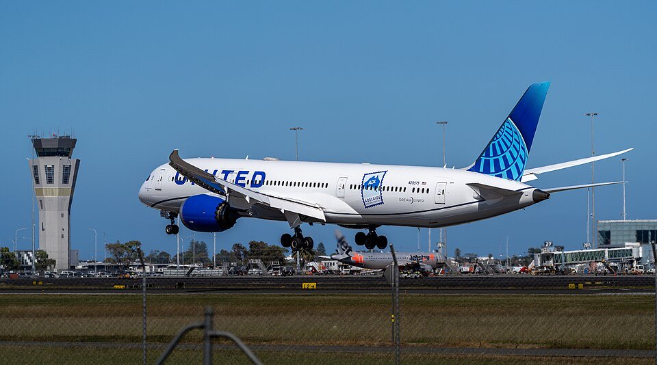 United Airlines Dreamliner Makes Emergency Return To Singapore After Maintenance Issue