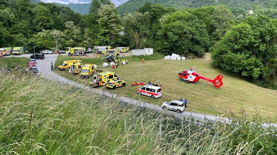 Mezzovico-Vira, Switzerland: A helicopter crash in Mezzovico-Vira left six people injured on Monday afternoon after the aircraft fell from a height of approximately 20 metres during an approach phase, authorities confirmed. The accident occurred shortly after 4:30 p.m. local time on May 4, 2026, in the canton of Ticino. According to initial reports, the helicopter was attempting to approach a construction site in the Mezzovico-Vira area when it suddenly lost altitude and crashed. The helicopter was operated by a private company. According to the Aviation Safety Network, the helicopter involved in the Mezzovico-Vira accident was an Airbus Helicopters H125, registered HB-ZEJ (MSN 9856), manufactured in 2025 and powered by a Safran Arriel 2D engine. The aircraft, listed under owner/operator Tarmac Aviation, was engaged in a non-scheduled passenger/charter flight when it made a hard landing during the landing phase near a worksite at Via Vira around 16:30 on May 4, 2026, in Mezzovico-Vira, Switzerland. A total of six people were on board, including the pilot. All occupants sustained injuries of varying severity: 1 person: Life-threatening (critical condition) 2 people: Moderately injured 3 people: Minor injuries Authorities have not released the identities of the victims so far. Investigators have stated that the cause of the crash remains unknown at this stage. The helicopter reportedly fell from a height of around 20 metres during its approach, but no confirmed technical or operational cause has been identified yet. A formal investigation is underway to determine the exact circumstances leading to the accident. A large-scale emergency response was launched immediately after the crash. The following agencies were involved: Cantonal police of Ticino Federal Office of Police Swiss Transportation Safety Investigation Board Local police from Vedeggio Fire brigades from Lugano and Rivera Rescue teams including Croce Verde Lugano Rega air rescue services Emergency teams treated the injured at the scene before transporting them to nearby medical facilities. Authorities have secured the crash site and initiated a technical and operational investigation. Officials are expected to examine flight conditions during approach, possible mechanical issues, pilot handling and operational procedure. No further updates on the victims’ conditions or the cause have been released as of now.