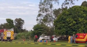 Marília, Brazil: Two pilots were killed and a third occupant was seriously injured after a twin-engine aircraft crashed onto a football field shortly after takeoff from Marília Airport in the Brazilian state of São Paulo on Wednesday, June 10, authorities said. The accident involved a Beechcraft Baron 58, registration PT-MDB, which departed Frank Miloye Milenkovich Airport in Marília at approximately 11:13 a.m. local time. According to local authorities and airport operator Rede Voa, the aircraft was conducting a test flight and was expected to return to the airport after departure. Moments after takeoff, the aircraft lost altitude and crashed into the football field of the Associação Atlética Banco do Brasil (AABB), located adjacent to the airport perimeter. Witnesses reported a post-impact fire, and emergency crews from the Fire Department, Civil Defense and the Mobile Emergency Care Service (SAMU) responded to the scene. Two occupants were found dead in the wreckage. Brazilian media identified the victims as pilots Henrique Guariente and Gabriel Maloni. A third occupant, identified in local reports as 28-year-old pilot Pablo, survived the crash and was transported to the Hospital das Clínicas in Marília with serious injuries. Authorities said no injuries were reported on the ground despite the aircraft crashing into a sports facility. Images from the scene showed the aircraft heavily damaged and engulfed in flames following the impact. According to data from Brazil’s National Civil Aviation Agency (ANAC), the Beechcraft Baron 58 was manufactured in 1985 and was in normal airworthy condition at the time of the accident. The aircraft carried registration PT-MDB and was listed in the Brazilian Aeronautical Registry as authorized for private operations. Preliminary flight-tracking information indicated that the aircraft remained in the vicinity of the airport after departure and reportedly performed several turns before the crash. However, investigators have not determined whether those maneuvers were related to the accident sequence. The cause of the crash has not yet been established. Brazilian aviation authorities are expected to examine the aircraft wreckage, maintenance records, operational history and witness accounts as part of the investigation. Officials emphasized that any conclusions regarding mechanical failure, pilot actions, weather conditions or other contributing factors would be premature until investigators complete their analysis.