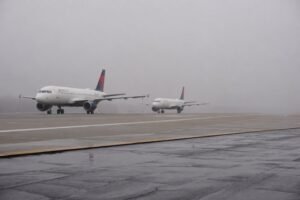 Atlanta, United States: The U.S. Federal Aviation Administration (FAA) is investigating a serious runway separation incident involving two Delta Air Lines aircraft at Hartsfield-Jackson Atlanta International Airport after the jets came into close proximity during simultaneous arrival and departure operations late on July 27. The incident involved Delta Air Lines Flight DL1568, arriving from Pittsburgh, and Delta Air Lines Flight DL2472, departing for Rochester, New York. According to the FAA and flight-tracking data, Flight 1568 was on final approach when the crew initiated a go-around after the departing aircraft had not cleared the runway environment in time. As the arriving aircraft climbed away from the runway, it came into conflict with the departing Delta jet. Both flight crews received Traffic Collision Avoidance System (TCAS) resolution advisories, prompting immediate evasive action. Air traffic controllers instructed the departing aircraft to turn and continue climbing while the arriving aircraft followed its missed-approach procedure. The crews complied with the alerts and ATC instructions, allowing both aircraft to safely regain separation. According to publicly reported flight data, the aircraft came within approximately 1,800 feet horizontally and 600 feet vertically at their closest point before increasing separation. No injuries were reported, and both flights continued safely after the event. Flight 1568 subsequently entered a holding pattern before landing safely in Atlanta, while Flight 2472 continued its scheduled flight to Rochester. Air traffic control audio reviewed by multiple media outlets captured the urgency of the event. Controllers quickly issued revised instructions after recognizing the developing conflict, while one pilot was heard expressing surprise at how close the aircraft had come. The communications indicate that both the controllers and flight crews acted promptly in response to the TCAS warnings, helping prevent a more serious incident. The FAA confirmed it is investigating the occurrence to determine the sequence of events, including runway occupancy, aircraft spacing and air traffic control actions. As of the latest update, the agency has not released preliminary findings or identified a probable cause. No damage to either aircraft has been reported, and no onboard injuries have been disclosed. The airline's operating crews followed established safety procedures, including compliance with TCAS resolution advisories and ATC instructions, allowing both flights to continue safely.