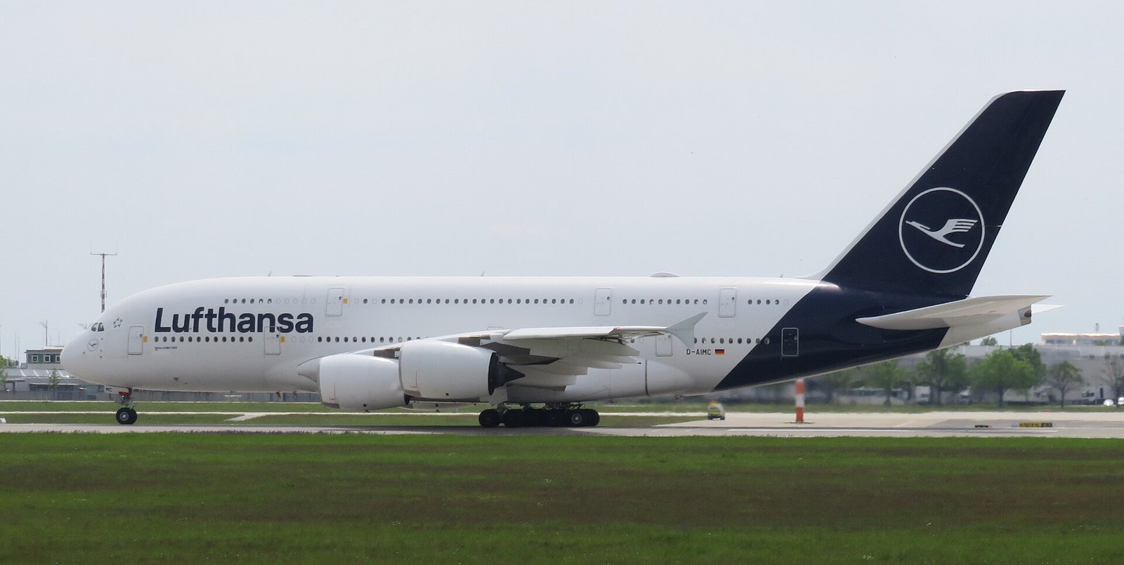 Lufthansa A380 Lands Short At Munich Airport, Damages Runway Lights During Its Landing