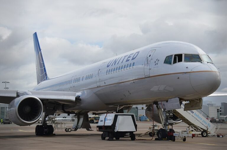 United Airlines Boeing 757 Diverts To Las Vegas After Engine Issue At 32,000 Feet