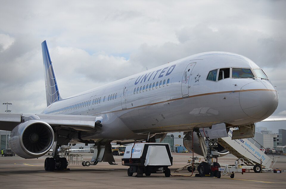 United Airlines Boeing 757 Diverts To Las Vegas After Engine Issue At 32,000 Feet