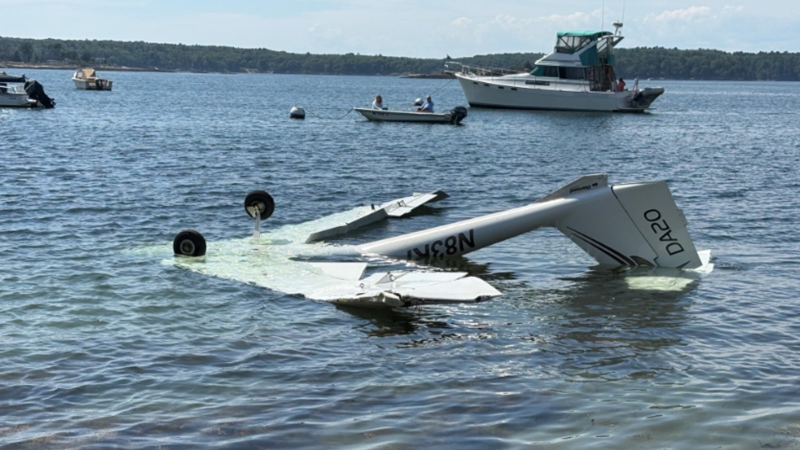 Diamond DA20 Crashes Into Water Near Bristol; Pilot Killed, Passenger Injured