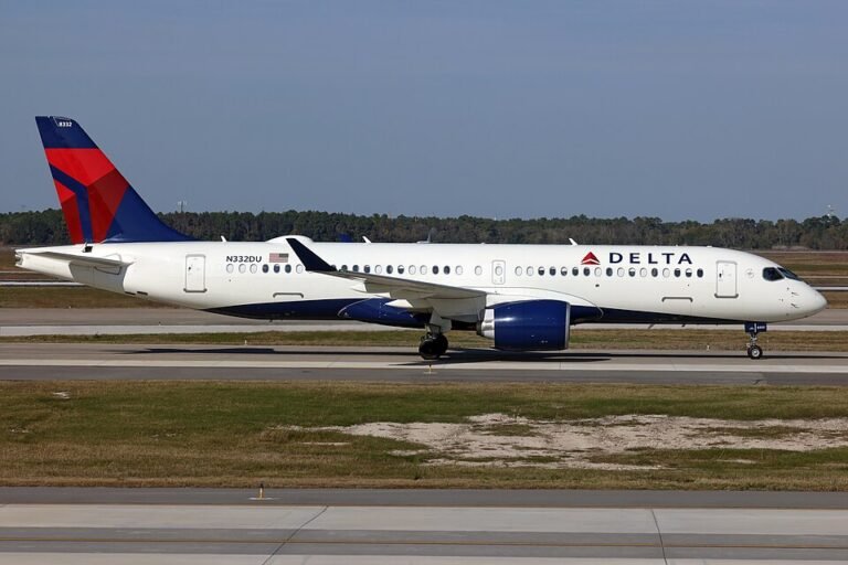 Delta Flight 1390 Declares Emergency After Cabin Fumes Detected Before Chicago Landing